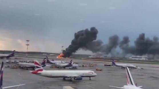 [사진] 러시아 여객기 꼬리착륙 화재, 41명 사망