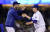 LA 다저스로 클레이턴 커쇼(왼쪽)가 완봉승을 거둔 류현진을 축하하고 있다. [AP=연합뉴스]