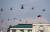 러시아 군 헬기가 7일(현지시간) 모스크바 붉은광장에서 열린 승전기념일 퍼레이드 리허설에 참가해 비행하고 있다.[AP=연합뉴스] 