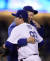 다저스 에이스 클레이턴 커쇼(왼쪽)가 류현진을 끌어안으며 승리를 축하하고 있다. [AP=연합뉴스]