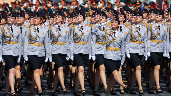 [서소문사진관] 여군은 미소로 무장, 미리 본 러시아 승전 기념일 퍼레이드