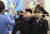 9일 &#39;2019 서울진로직업박람회&#39;를 찾은 학생들이 해양경찰 옷을 입고 기념촬영하고 있다.[연합뉴스]