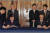 일본을 국빈방문중인 김대중 대통령과 오부치 게이조(小淵惠三) 일본 총리가 8일 도쿄 영빈관에서 양국 외무장관이 지켜보는 가운데 &#39;21세기 새 시대를 위한 공동선언&#39;협정서에 서명하고 있다. [중앙포토]