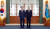 문재인 대통령(왼쪽)이 3일 오후 청와대 본관 충무실에서 남관표 주일본 대사에게 신임장을 수여한 뒤 기념촬영하고 있다. [사진제공=청와대]