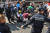 경찰 등 구조대원이 8일 (현지시간) 멕시코 모렐로스 주 쿠에르나바카에서 발생한 총격으로 부상당한 남성을 응급처치하고 있다. [AFP=연합뉴스] 