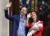 지난해 4월 23일 윌리엄 왕세손과 케이트 미들턴 왕세손비가 아이를 낳은 후 대중을 향해 손을 흔들고 있는 모습. [AP=연합뉴스]