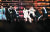 1일(현지시간) 미국 라스베이거스에서 열린 빌보드 뮤직 어워드에서 할시와 함께 &#39;작은 것들을 위한 시&#39;를 부르고 있는 방탄소년단. [로이터=연합뉴스]