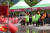 &#39;2019 서울 안전 한마당 행사&#39;가 9일 서울 여의도 공원에서 개막했다. 소방관체험을 하는 어린이들이 불끄는 방법을 배우고 있다. 행사는 오는 11일까지 열린다. 강정현 기자