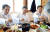 문재인 대통령이 취임 2주년인 10일 오후 서울 종로구 삼청동의 한 음식점에서 식사를 하고 있다. 왼쪽은 노영민 비서실장. 오른쪽은 강기정 정무수석. [사진 청와대] 