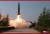 북한이 9일 평북 구성에서 북한판 이스칸다르로 추정되는 미사일을 발사하고 있다. 닷새전 타이어가 장착된 차륜형 발사대에서 무한궤도형(원안)으로 이동식 발사대가 바뀌었다. [사진 조선중앙통신]