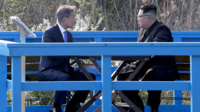 文대통령 "김정은, 도보다리서 '핵 없이 안전하면 왜 핵 가지나'"