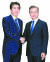 지난해 9월 25일 유엔 총회에 참석하기 위해 뉴욕을 방문한 문재인 대통령과 아베 신조 일본 총리가 파커 호텔에서 만나 악수하고 있다. [뉴욕=연합뉴스]