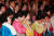 서울 양원초등학교-양원주부학교 졸업식에서 한복을 입은 졸업생들이 졸업사를 들으며 눈물을 닦고 있다. 옛날 어머니들은 가족을 위해 헌신하며, 포기해야 하는 것들이 많았다. 자기 인생을 찾겠다고 하면 매정한 엄마라는 소리를 듣는 시대에 살았다. [연합뉴스]