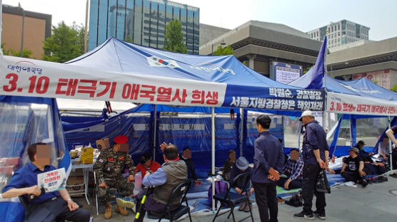 광화문 광장 '기습 천막' 대한애국당…“철거 몸으로라도 막을 것”