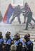 알바니아 국기와 유럽 연합기를 든 한 시위대가 경찰 저지선을 돌파하자, 경찰들이 이를 제지하고 있다. [EPA=연합뉴스] 
