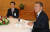 문재인 대통령이 지난 2017년 5월 10일 오전 청와대에서 당시 황교안 총리와 오찬에 앞서 대화를 하고 있는 모습. [뉴스1]