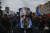지난 4월 티아나 광장에서 열린 반정부 시위에서 참여한 한 시위자가 라마 총리의 사진을 머리에 두르고 있다. [EPA=연합뉴스]