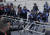11일(현지시간) 정부 청사 앞에서 경찰들이 시위대에게 저지선으로 세워진 철제 펜스를 빼앗기지 않으려고 안간힘을 쓰고 있다. [AP=연합뉴스]