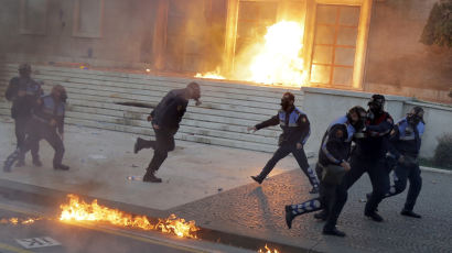 [서소문사진관]정부 청사 방화, 조기총선 요구 알바니아 시위대 