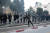 한 반정부 시위대 일원이 저지선으로 세워진 철제 펜스를 들어올리고 있다. [AP=연합뉴스]