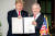지난 3월 25일 도널드 트럼프 미국 대통령(왼쪽)이 네타냐후 이스라엘 총리와 회담 뒤 골란 고원에 대한 이스라엘의 주권을 인정하는 포고문을 들어 보이고 있다. [EPA] 