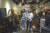 유다현(왼쪽)·한은솔 학생모델이 서울 종로구 동묘 벼룩시장을 방문해 뉴트로 감성을 제대로 즐겨봤다. 동묘에는 구제옷뿐 아니라 앤티크 소품과 빈티지 가구를 파는 인테리어 가게도 여럿 있다.