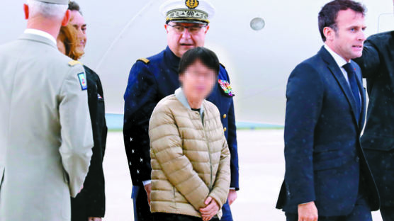 [사진] 구출된 한국여성 파리 도착