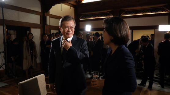 문 대통령 국정 지지도 48.6%…민주·한국당 ‘최소 격차’