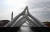 이탈리아 조각가 로렌조 퀸의 설치 작품 ‘다리 놓기(Building Bridges)’. [AFP=연합뉴스]
