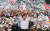 황교안 자유한국당 대표가 4일 오후 서을 세종대로 광화문광장 일대에서 열린 &#39;문재인 STOP, 국민이 심판합니다&#39; 3차 장외집회에서 참가자들을 향해 인사하고 있다. 뉴스1