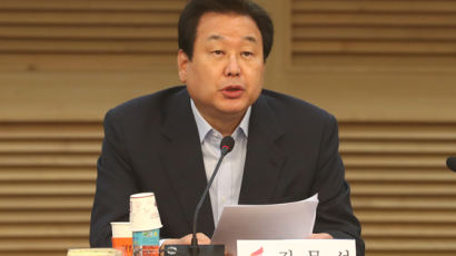"청와대 폭파"에 이어 "문재인 임기 끝 불행"이라는 김무성, 왜?