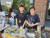 지난 11일 열린 위쿡 플리마켓에 윤경자(오른쪽)씨와 아들이 &#39;궁중족발팀&#39;으로 참가했다. 김정민 기자
