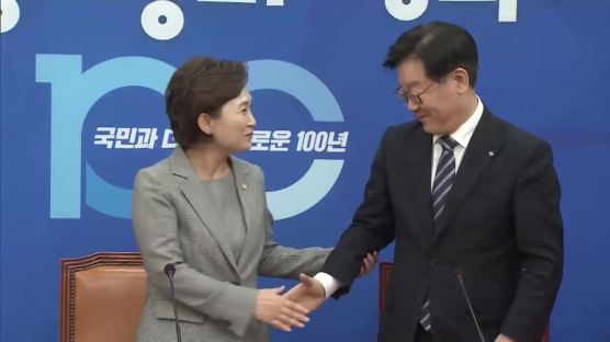 [영상] “버스요금 200원 인상”…브리핑 후 웃어보이는 김현미 장관과 이재명 지사