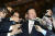 &#39;망언제조기&#39;로 불렸던 사쿠라다 요시타카(櫻田義孝) 일본 올림픽 담당상이 지난 4월 10일 총리공관에서 사표를 제출한 뒤 기자들에 둘러싸여 있다.[도쿄 교도=연합뉴스] 
