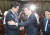 새로 선출된 오신환 바른미래당 원내대표(왼쪽)가 15일 국회에서 유승민 전 대표와 악수하고 있다. 오종택 기자