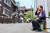 14일 서울 구로구 언덕길에 설치된 ‘장수의자’에서 주민이 휴식을 취하고 있다. [사진 구로구청]