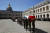 프랑스 특수요원들이 전사한 동료들의 관을 옮기는 동안 앵발리드 광장에 도열한 군인들이 &#34;어머니를 만나거든 용서를 구해달라&#34;는 내용의 송가를 불렀다. [AP=연합뉴스] 