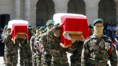 "프랑스는 영웅 잊지 않는다"…인질 구하다 숨진 군인들 국장