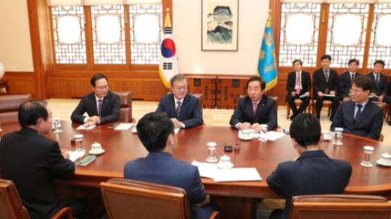 靑 “5당 여야정 협의체, 어렵게 이룬 것…한국당 약속 지켜달라”