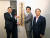 아베 신조 일본 총리(가운데)가 2014년 9월 &#39;마을ㆍ사람ㆍ일 창생본부&#39; 사무국 현판식을 하고 있다. 왼쪽은 이시바 시게루 당시 지방창생상, 오른쪽은 스가 요시히데 관방장관. [지지통신] 
