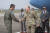 스티브 라이언스 미 수송사령부 사령관(오른쪽 앞)이 지난주 일 요코타 기지에서 케빈 슈나이더 주일미군 사령관과 악수를 나누고 있다. [주일미군 트위터]