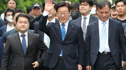 친형 강제입원·선거법 위반 무죄···이재명 "이젠 큰길 가겠다"