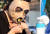 지난 14일 서울 광화문광장에서 열린 ‘미세먼지 속 다이닝’ 행사에서 한 참석자가 마스크를 쓰고 식사하는 모습을 연출하고 있다. [변선구 기자]