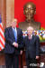 도널드 트럼프 미국 대통령이 27일(현지시간) 2차 북미정상회담을 앞두고 하노이 주석궁에서 응우옌 푸 쫑 베트남 국가주석과 만나 악수를 하고 있다. [뉴스1]