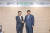 16일 인천시청에서 열린 셀트리온그룹 비전 2030 기자간담회에서 서정진 회장(오른쪽)과 박남춘 시장이 악수하고 있다. [사진 셀트리온]