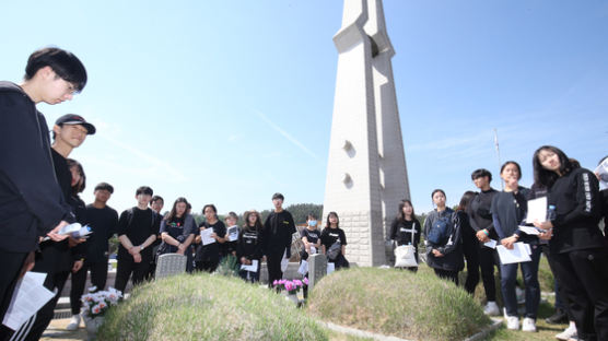 명패 던진 盧, 제창 안한 朴까지···5·18 굴곡의 역사 