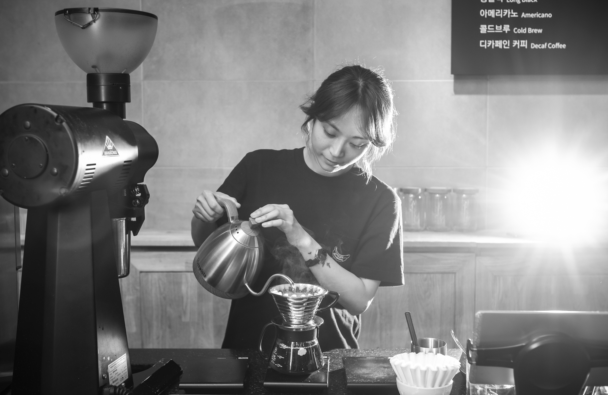 모모스커피에서 커피를 내리고 있는 전주연씨, 이렇게 내려 서브한 커피가 어떤이에게는 에너지가 된다.