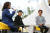 지난 18일 오후 서울 광화문 광장에서 열린 노무현 대통령 서거 10주기 시민문화제에서 사람사는세상 노무현재단 유시민 이사장(오른쪽)과 양정철 민주연구원장(가운데)이 토크 콘서트를 하고 있다. [연합뉴스]