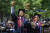 억만장자 로버트 F스미스가 19일(현지시간) 모어하우스 칼리지 졸업식에서 축사를 하면서 &#39;학자금 융자를 대신 갚아주겠다&#39;고 하자 졸업생들이 환호하고 있다.[AP=연합뉴스] 