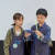 이수정(왼쪽)·김단우 영메이커가 글루건 사용법을 알려주고 있다.